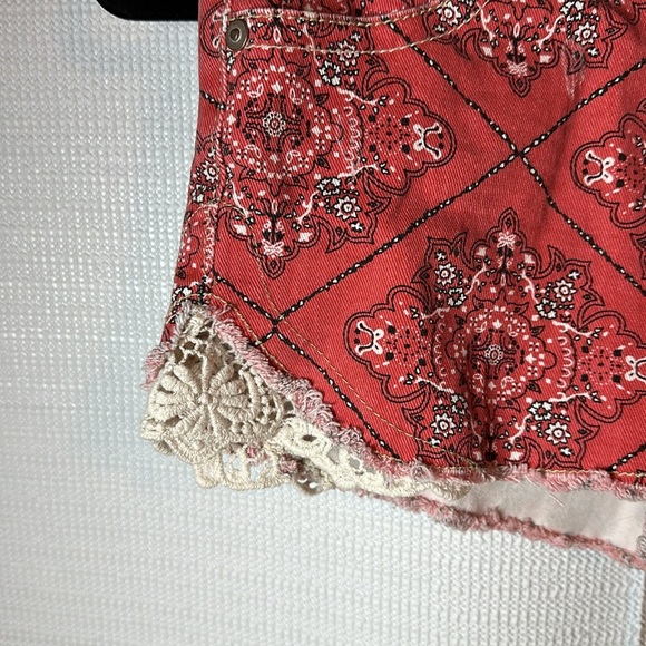 NO BOUNDARIES Red Handkerchief Bandanna Print Denim Lace Boho Jean Shorts Size 7 - Picture 2 of 7